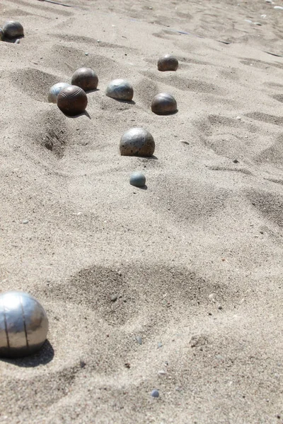 Игра в бочче на песке — стоковое фото