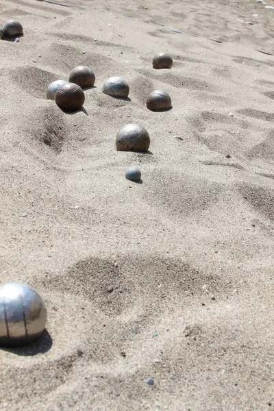 Spelen van jeu de boules in het zand — Stockfoto