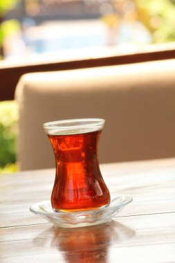Masada sıcak çay var.
