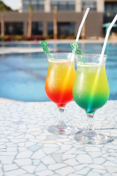 Bebidas de cóctel junto a la piscina —  Fotos de Stock