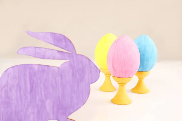 Lapin aux œufs de Pâques colorés — Photo