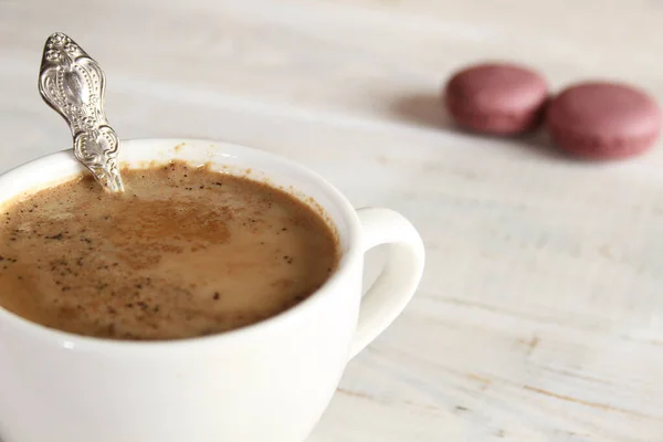 Strong coffee and macaroons — Stock Photo, Image