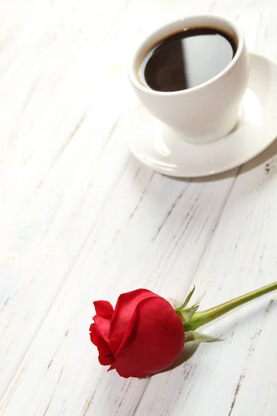 Rosa vermelha e café — Fotografia de Stock