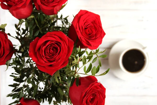빨간 장미와 커피의 꽃다발 — 스톡 사진