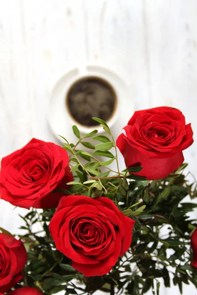 Buquê de rosas vermelhas e café — Fotografia de Stock