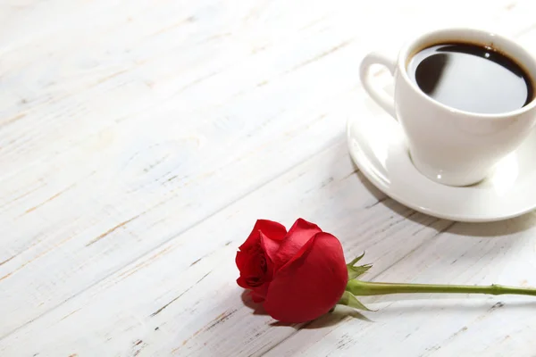 Красная роза и кофе — стоковое фото