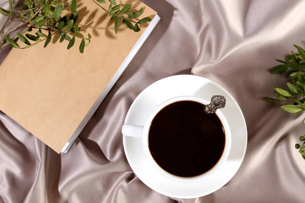 White cup of coffee with a notepad. Elegantly — Stock Photo, Image