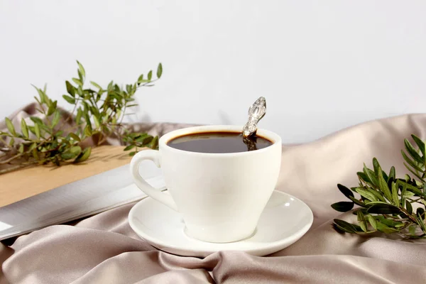 Una taza de café blanco con un bloc de notas. Elegantemente — Foto de Stock