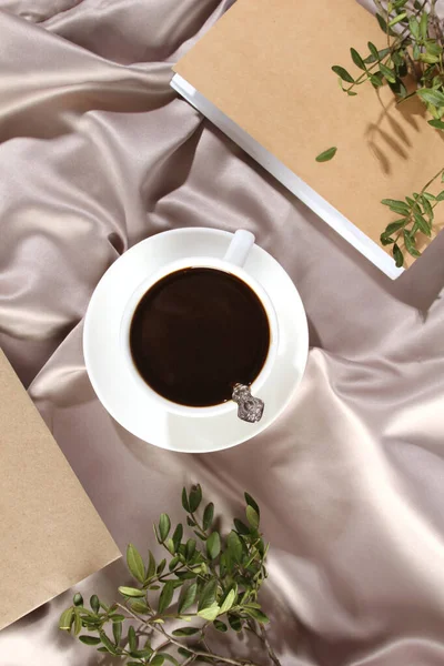 Белая чашка кофе с блокнотом. Элегантно — стоковое фото