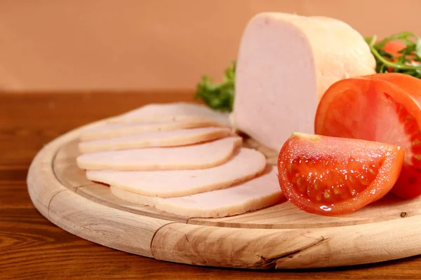 Sliced chicken ham with vegetables. — Stockfoto