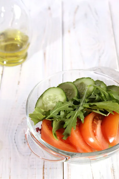 Salade gekleed met olijfolie — Stockfoto