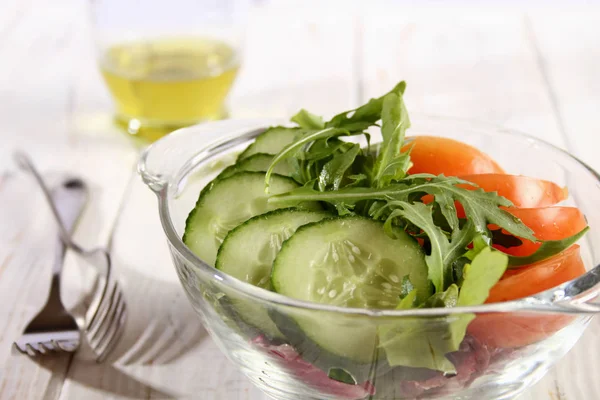 Salade gekleed met olijfolie — Stockfoto