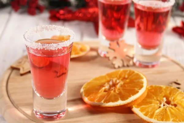 Noel içkisi cam bardaklarda kırmızı. — Stok fotoğraf