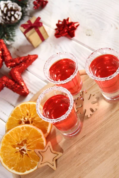 Noel içkisi cam bardaklarda kırmızı. — Stok fotoğraf