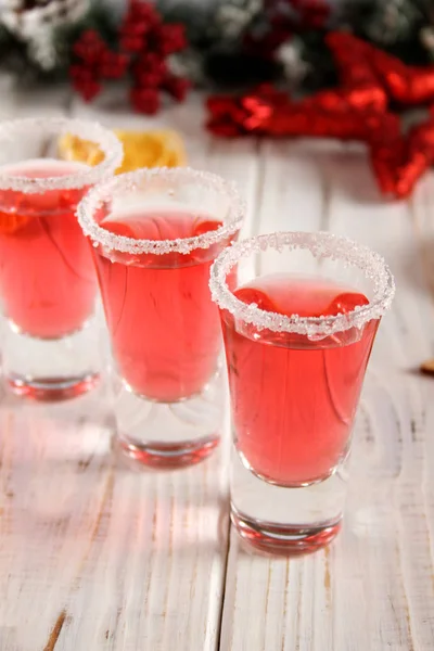 Vánoční nápoj červený ve sklenicích. — Stock fotografie