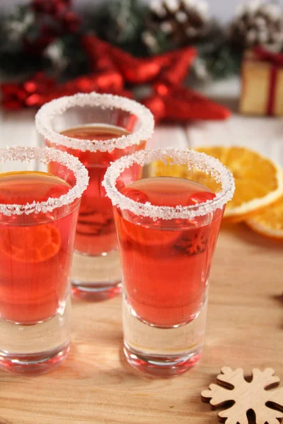 Boisson de Noël punch rouge dans les verres . — Photo