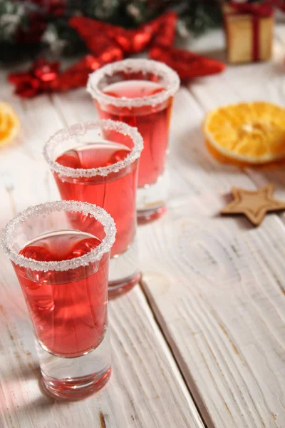 Bebida de Natal soco vermelho em óculos . — Fotografia de Stock