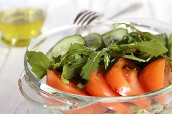 Salade gekleed met olijfolie — Stockfoto
