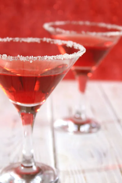 Lunettes avec un cocktail rouge — Photo