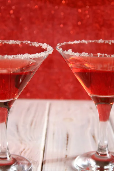 Lunettes avec un cocktail rouge — Photo