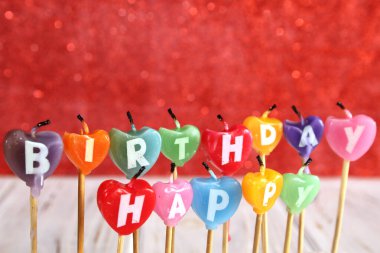 Çok renkli mumlar ve iyi ki doğdun.