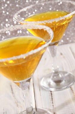 Sarı kokteylli iki bardak.