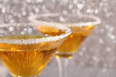 Sarı kokteylli iki bardak.