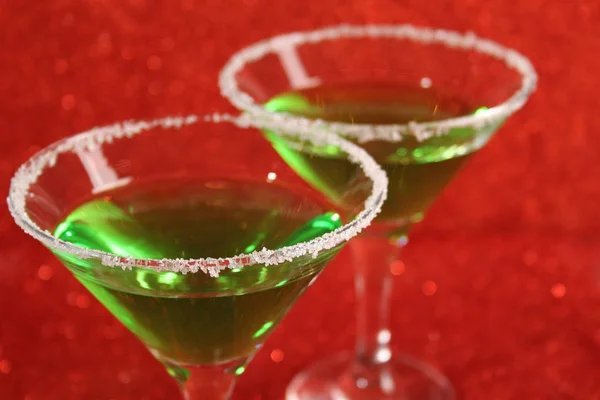 Deux verres avec un cocktail vert — Photo