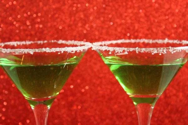 Deux verres avec un cocktail vert — Photo