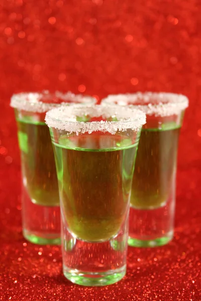 Deux verres avec un cocktail vert — Photo