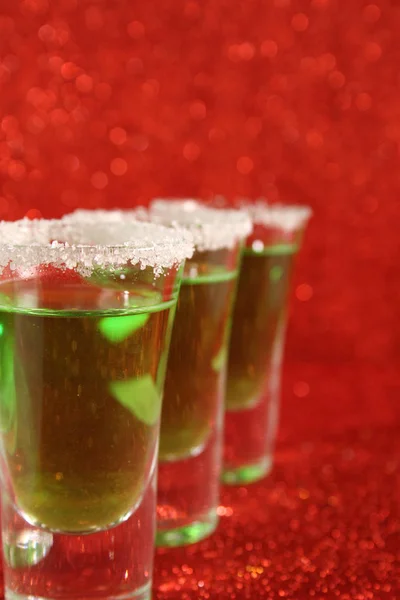 Två glas med en grön cocktail — Stockfoto