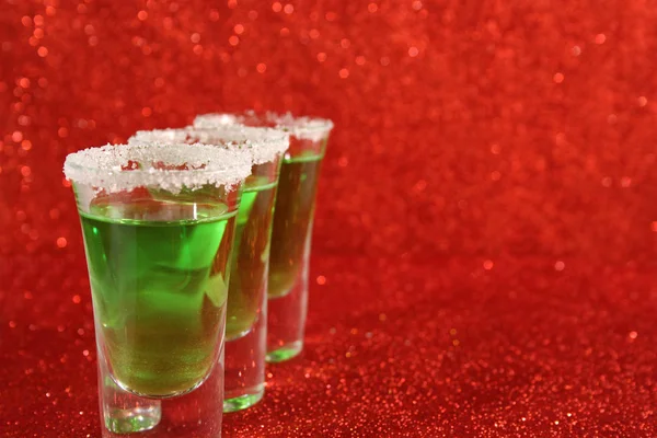 Deux verres avec un cocktail vert — Photo