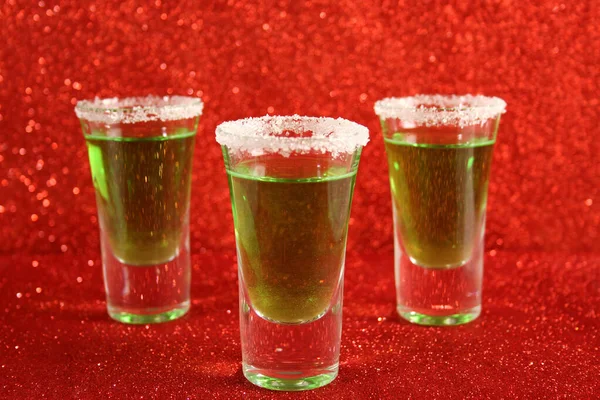 Deux verres avec un cocktail vert — Photo