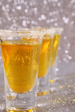 Sarı kokteylli gözlük.