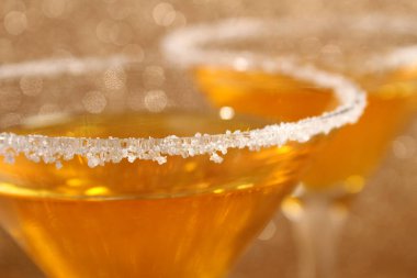 Sarı kokteylli iki bardak.