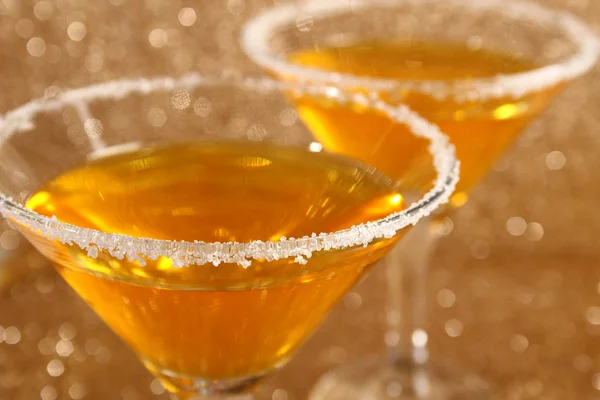 Deux verres avec un cocktail jaune — Photo