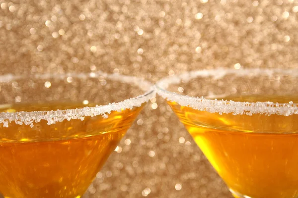 Deux verres avec un cocktail jaune — Photo