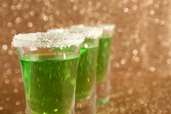 Lunettes avec un cocktail vert — Photo