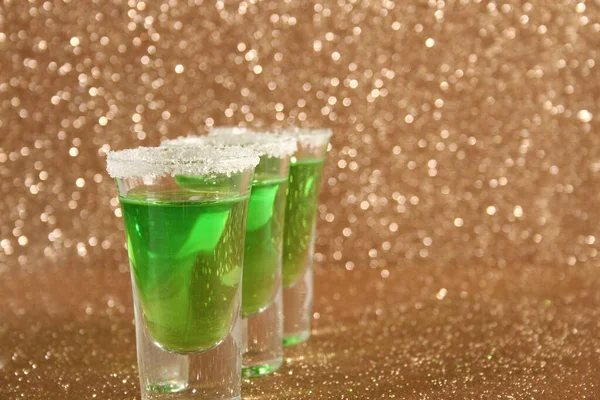 Brýle se zeleným koktejlem — Stock fotografie