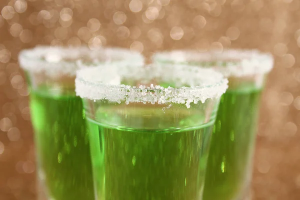 Lunettes avec un cocktail vert — Photo