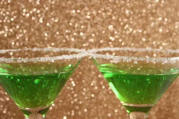 Lunettes avec un cocktail vert — Photo