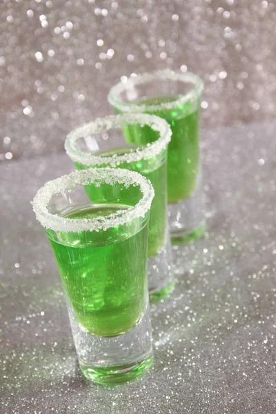 Trois verres avec des boissons vertes — Photo