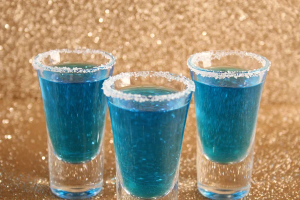 Deux verres avec des boissons bleues — Photo