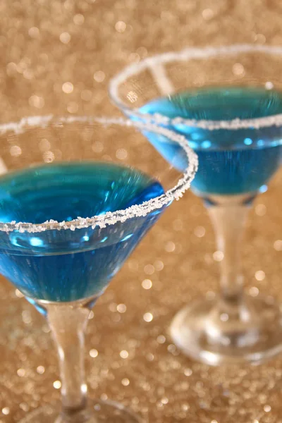 Два келихи з блакитними напоями — стокове фото