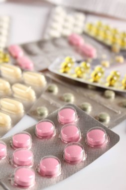 Beyaz bir masada bir sürü farklı hap.