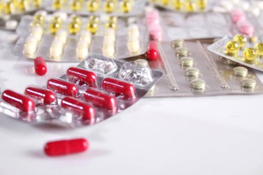 Beyaz bir masada bir sürü farklı hap.