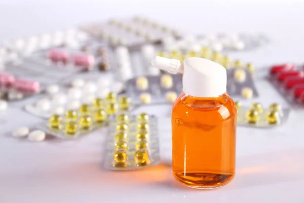 Flüssigspray für Nase und Tabletten — Stockfoto