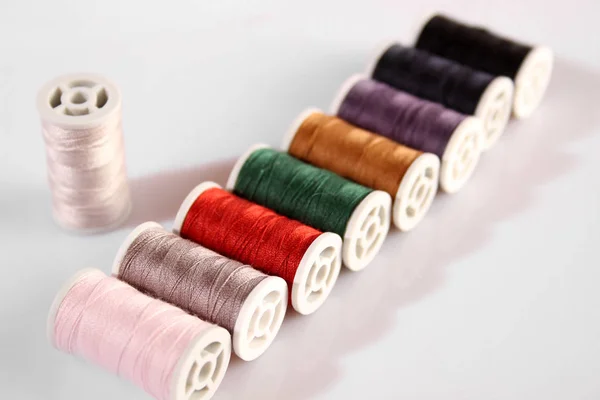 糸の多くの多色のスプール — ストック写真