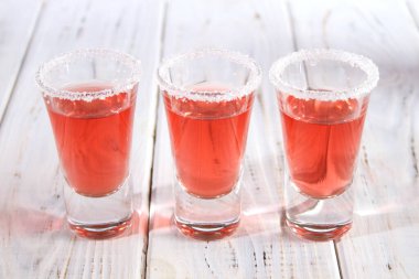 Alkollü içeceklerle üç bardak