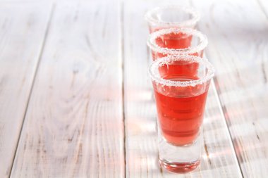 Alkollü içeceklerle üç bardak